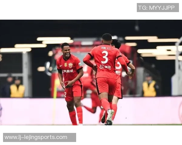 上海海港客场小胜大连英博成功夺得中超三连冠荣耀