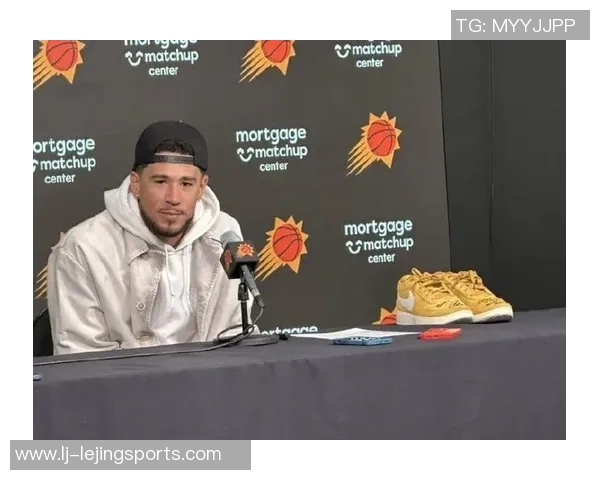 库里赛前训练穿上布克首款签名鞋Book1迎战太阳队展现默契配合 库里赛前训练穿上布克首款签名鞋Book1迎战太阳队展现默契配合