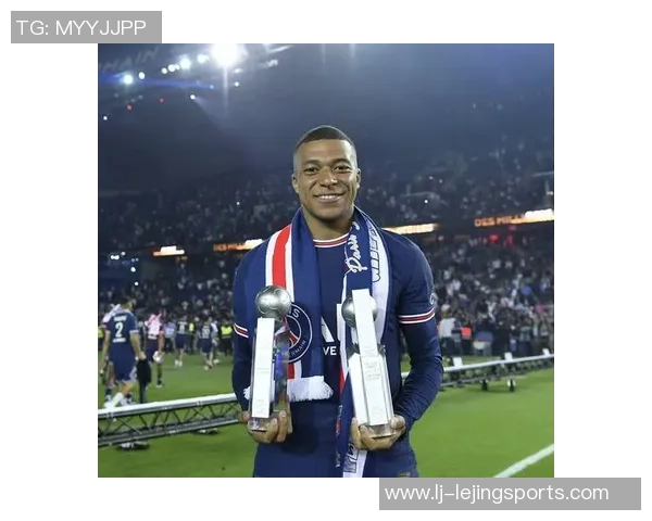 姆巴佩全新签名战靴曝光280欧元金属银与梅子日食配色引发热议