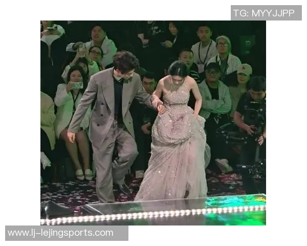 五大囧再添一笔大球后退鞋子掉落摔倒瞬间引发笑声 五大囧再添一笔大球后退鞋子掉落摔倒瞬间引发笑声